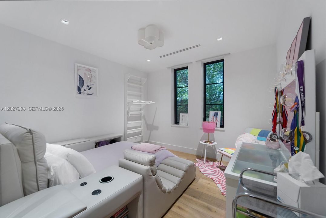 For Sale: $7,995,000 (7 beds, 6 baths, 0 Square Feet)