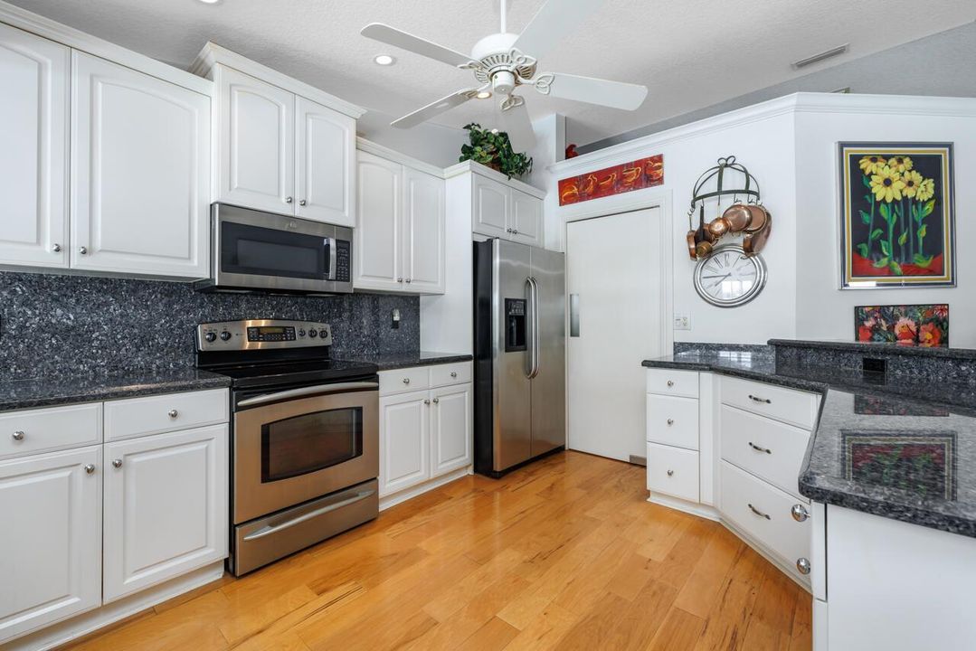 KITCHEN WITH DOOR CLOSED