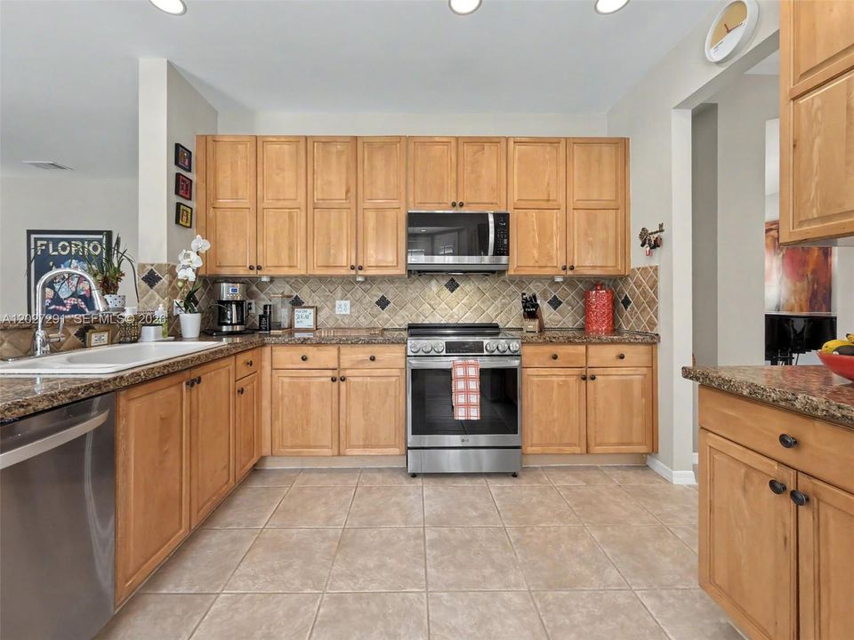 For Sale: $899,999 (4 beds, 2 baths, 2578 Square Feet)