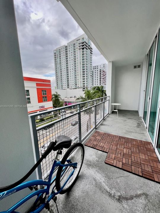 Active With Contract: $2,550 (1 beds, 1 baths, 679 Square Feet)