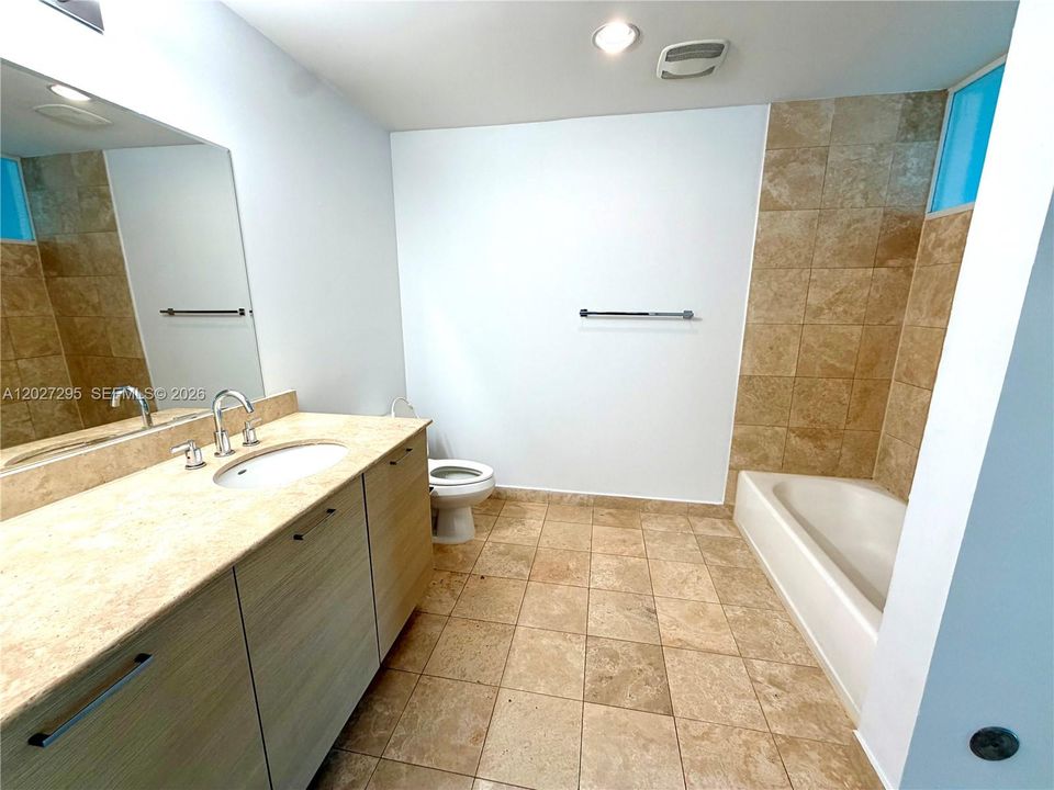 Active With Contract: $2,550 (1 beds, 1 baths, 679 Square Feet)