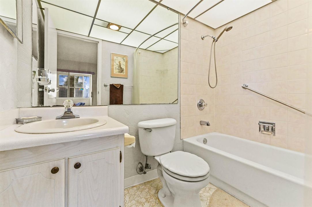19 Bathroom 02