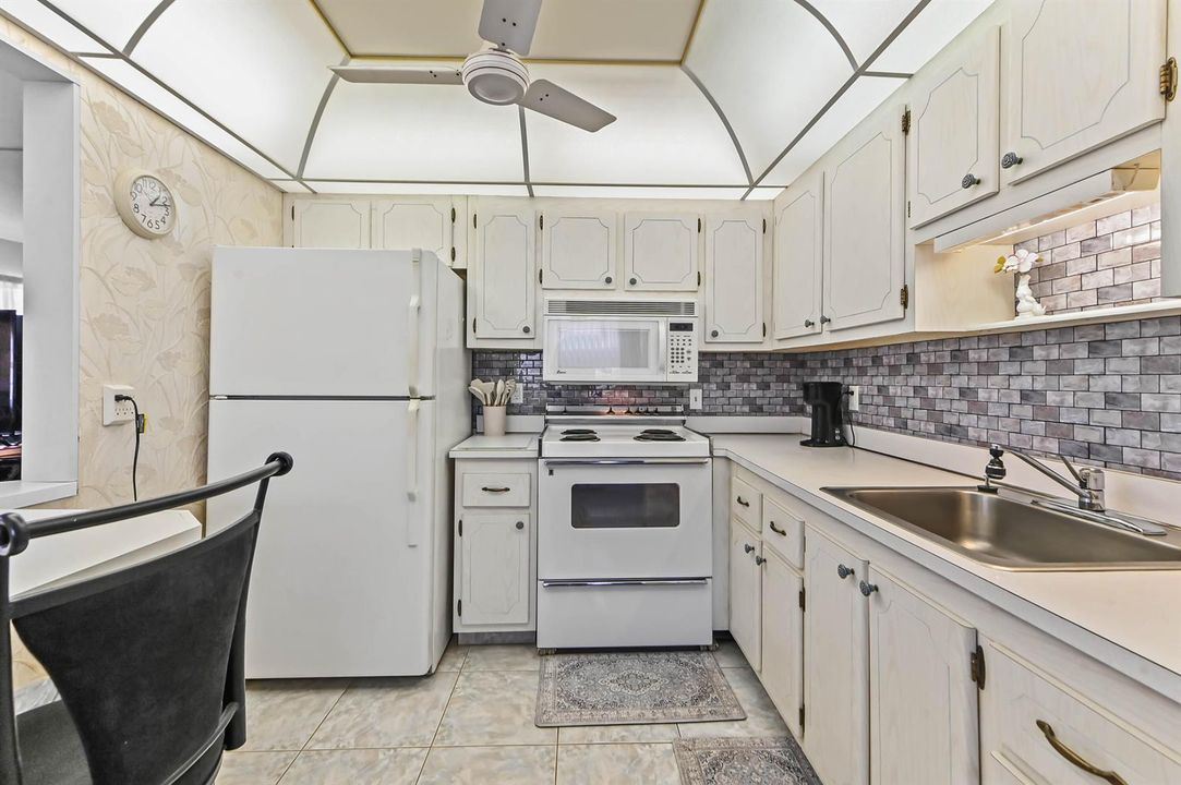 11 Kitchen 01