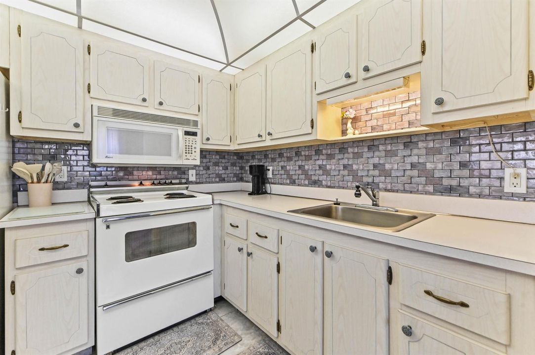 12 Kitchen 02