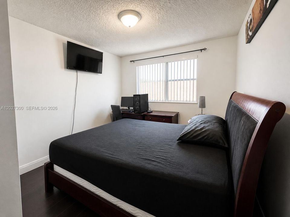 For Sale: $274,500 (2 beds, 2 baths, 896 Square Feet)