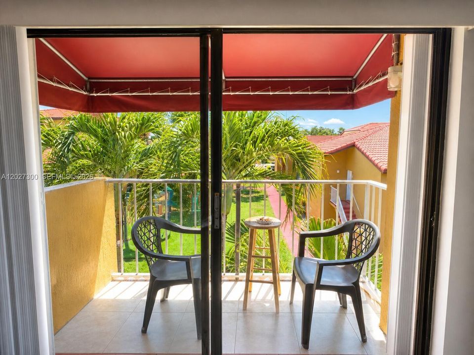 For Sale: $274,500 (2 beds, 2 baths, 896 Square Feet)