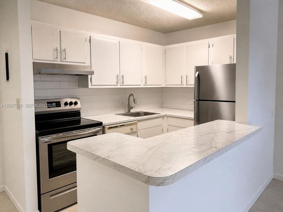 For Sale: $274,500 (2 beds, 2 baths, 896 Square Feet)