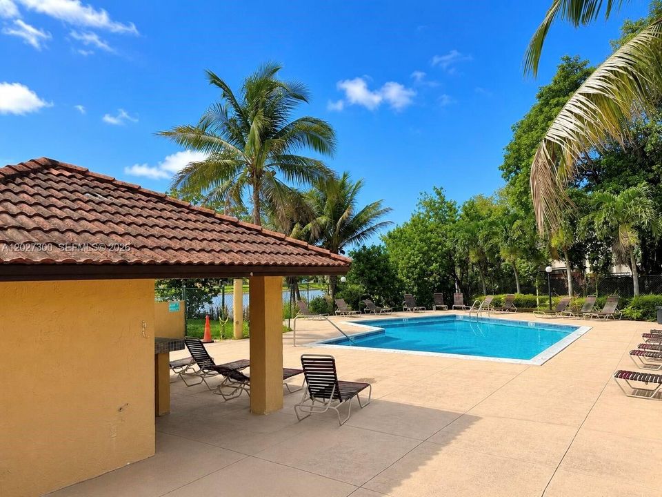 For Sale: $274,500 (2 beds, 2 baths, 896 Square Feet)