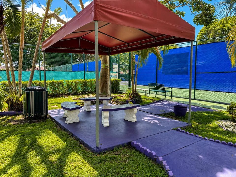 For Sale: $274,500 (2 beds, 2 baths, 896 Square Feet)