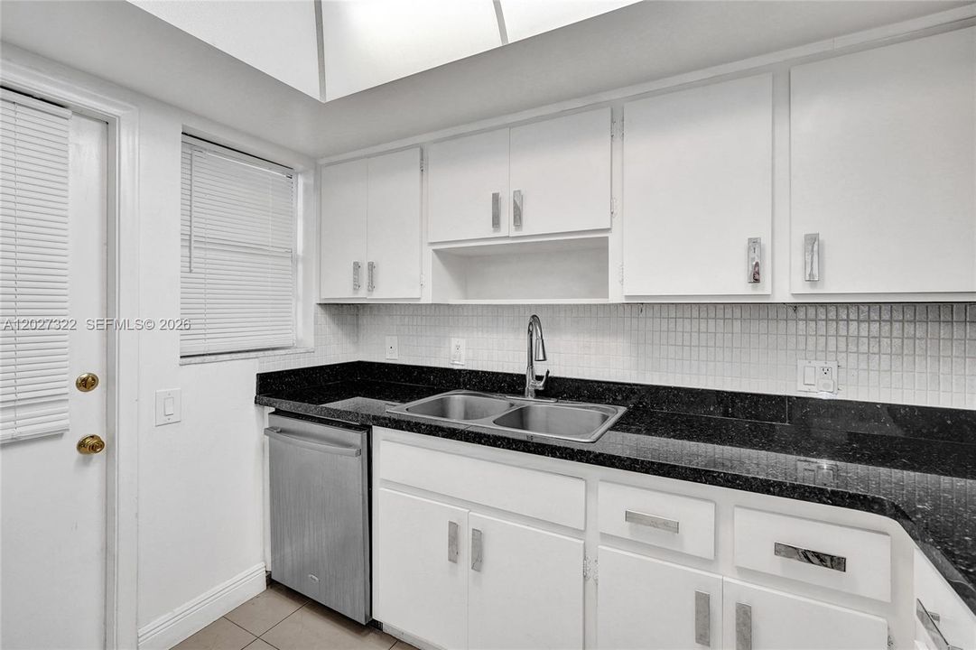 На продажу: $149,000 (2 спален, 2 ванн, 856 Квадратных фут)