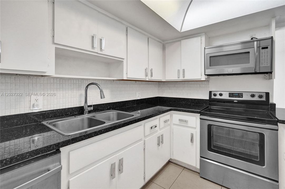 На продажу: $149,000 (2 спален, 2 ванн, 856 Квадратных фут)