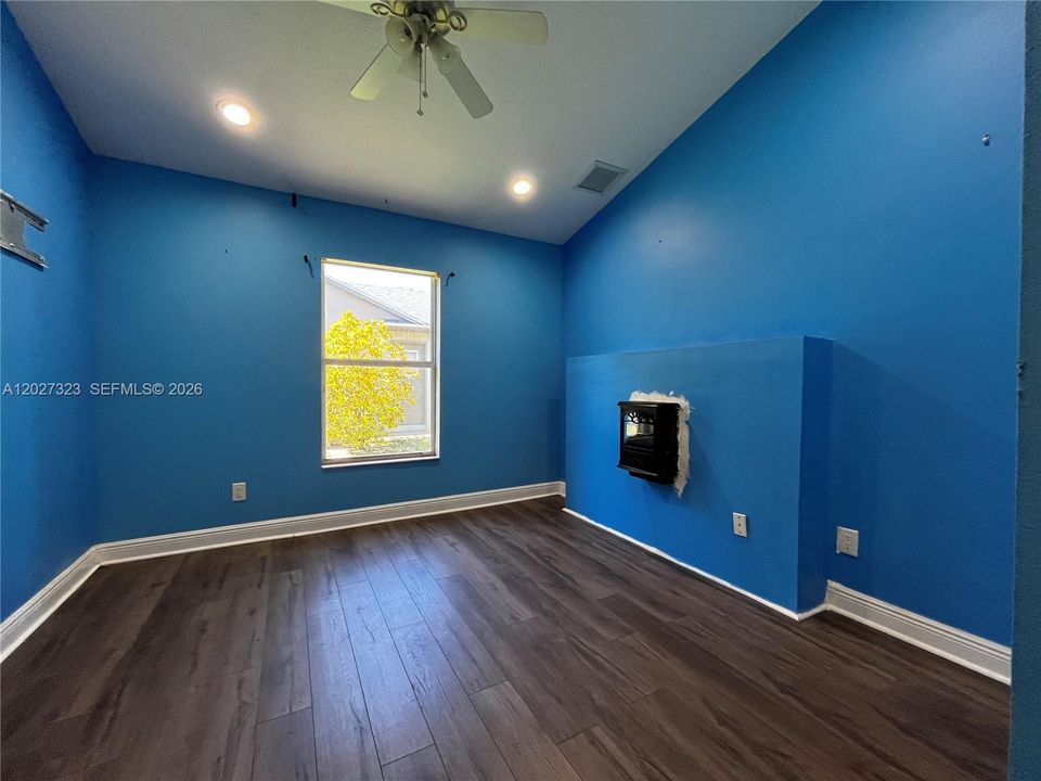 For Sale: $365,000 (4 beds, 3 baths, 2293 Square Feet)