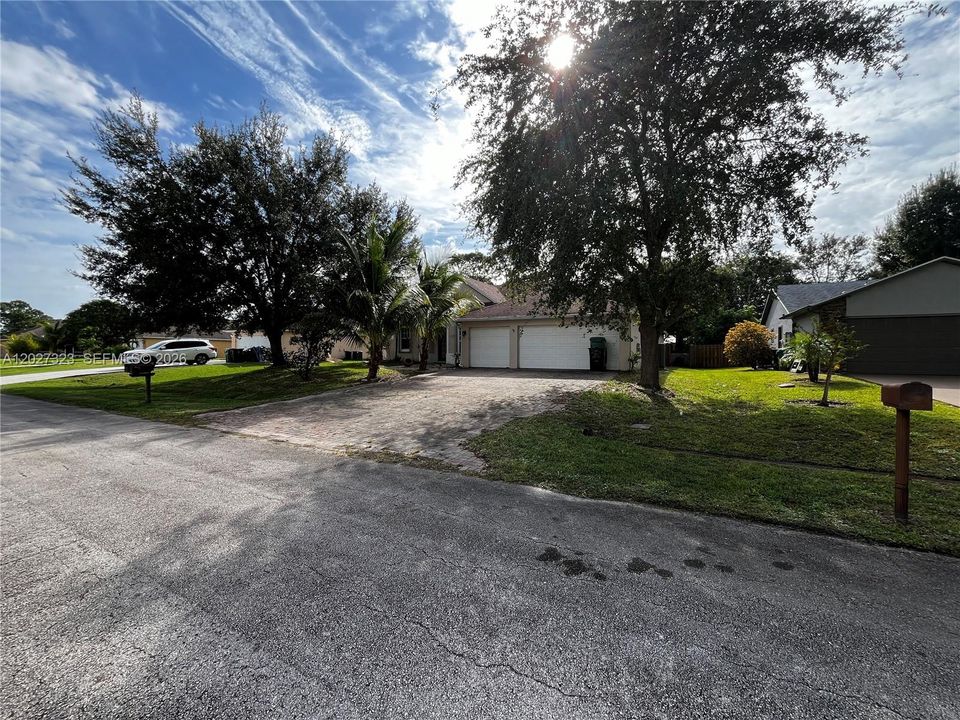For Sale: $365,000 (4 beds, 3 baths, 2293 Square Feet)