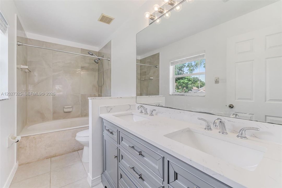 Renovated Master bath w/ dual sinks & roman tub