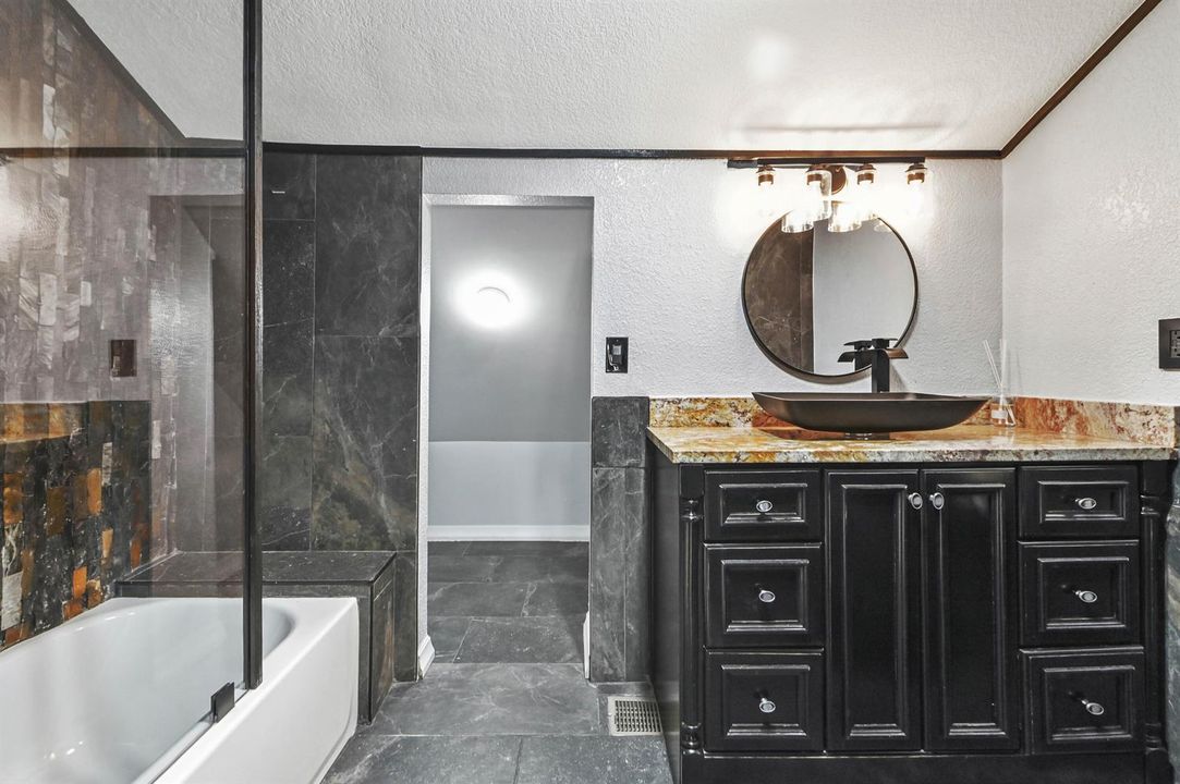 32 Bathroom 06