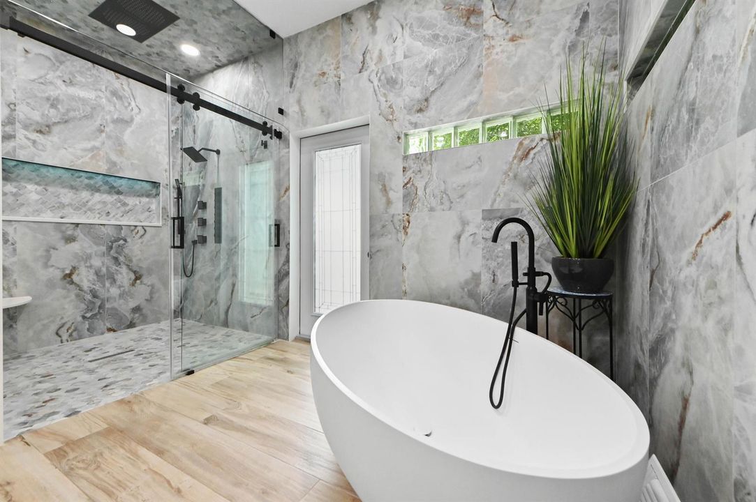 27 Bathroom 04