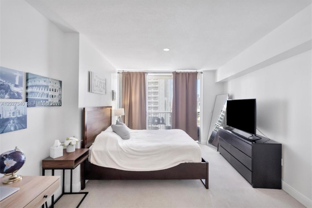 For Sale: $349,000 (1 beds, 1 baths, 821 Square Feet)