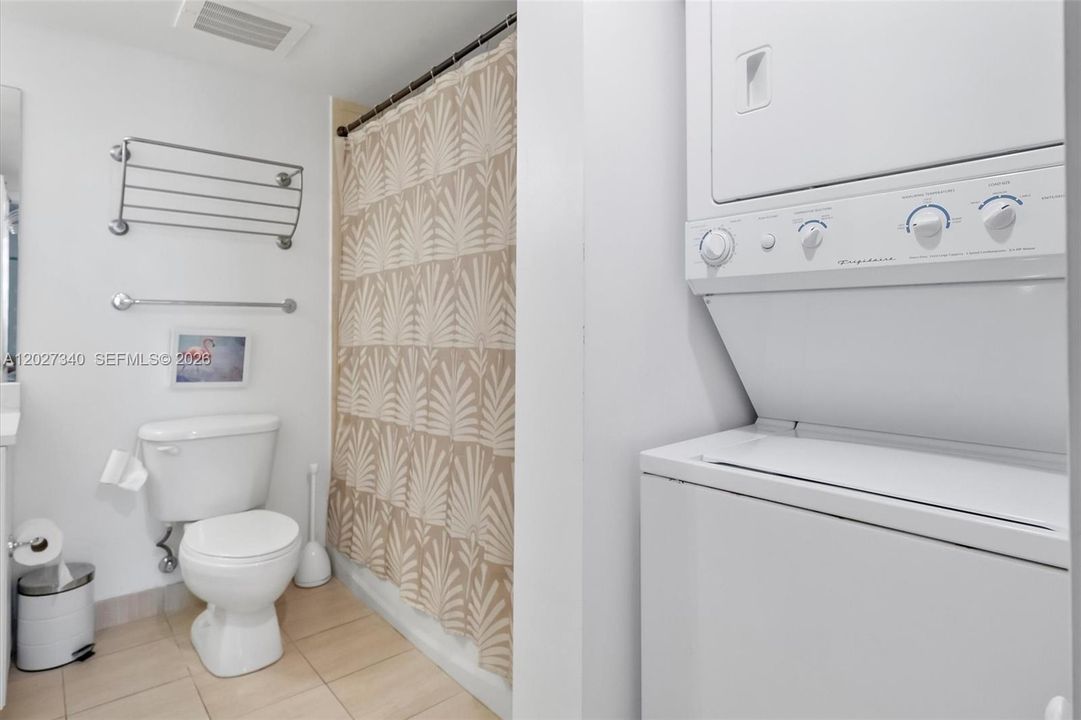 For Sale: $349,000 (1 beds, 1 baths, 821 Square Feet)