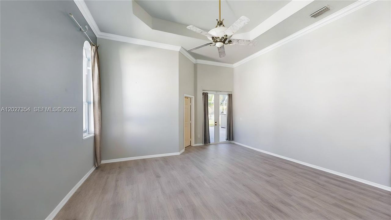 En Venta: $585,000 (5 camas, 2 baños, 2460 Pies cuadrados)
