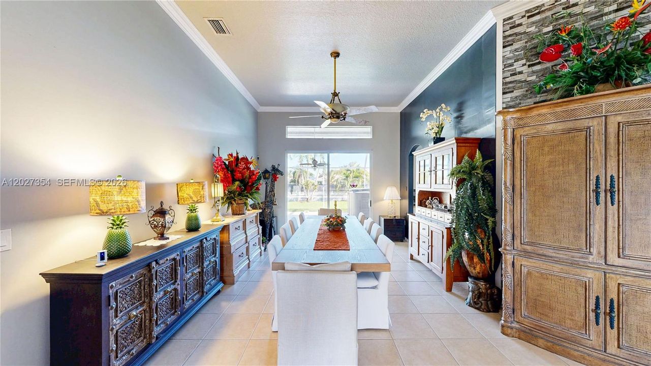 En Venta: $585,000 (5 camas, 2 baños, 2460 Pies cuadrados)