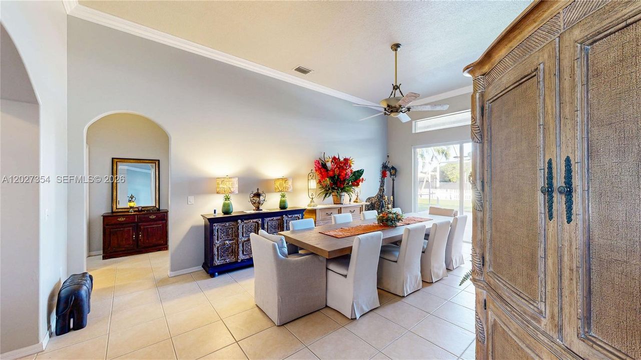 En Venta: $585,000 (5 camas, 2 baños, 2460 Pies cuadrados)