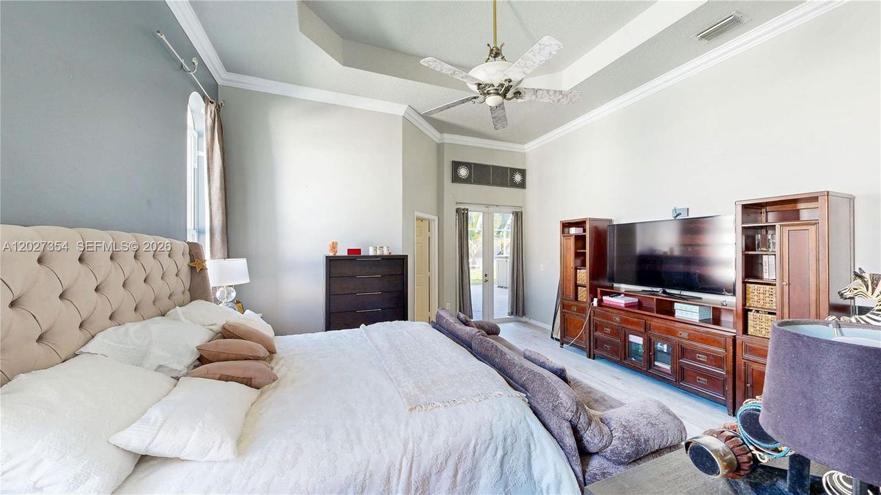 En Venta: $585,000 (5 camas, 2 baños, 2460 Pies cuadrados)