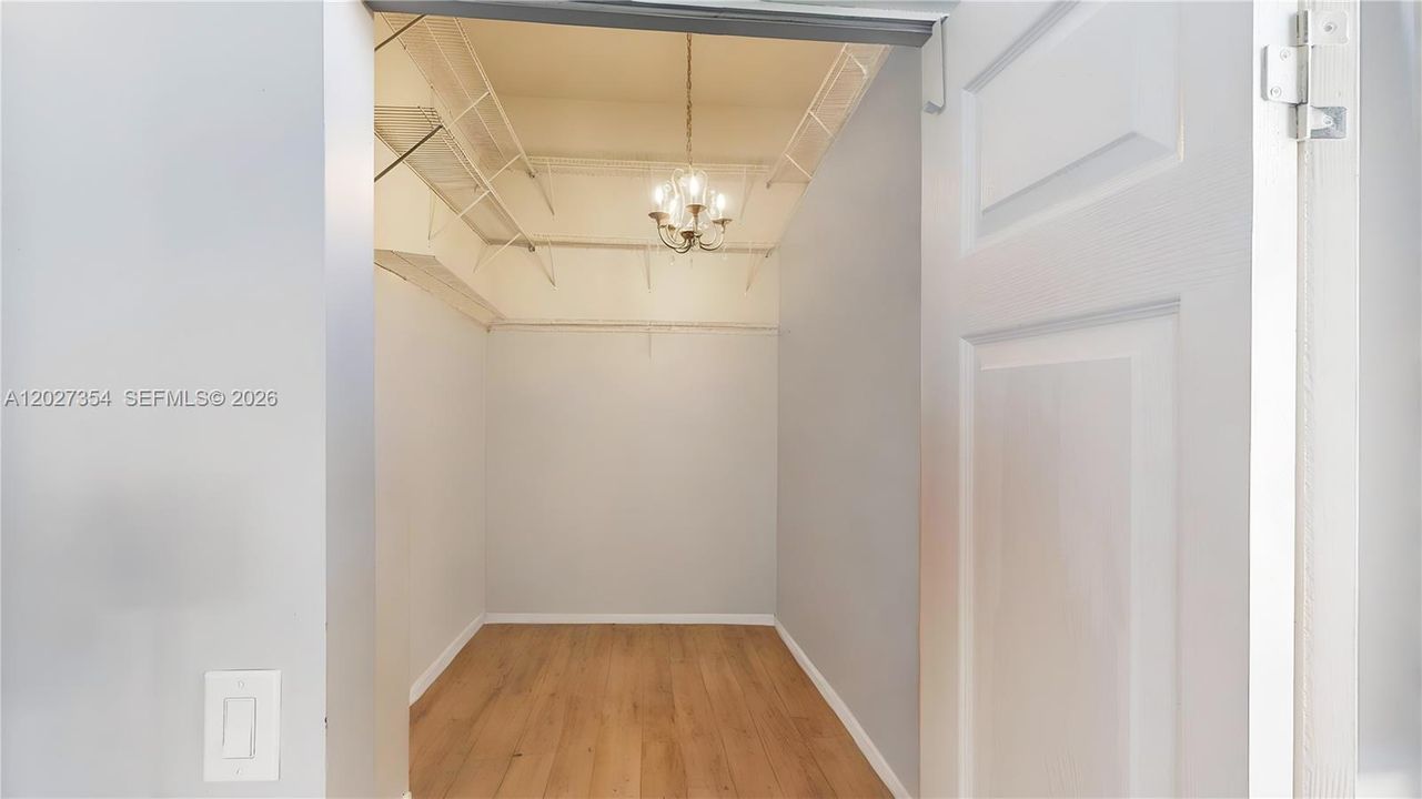 En Venta: $585,000 (5 camas, 2 baños, 2460 Pies cuadrados)