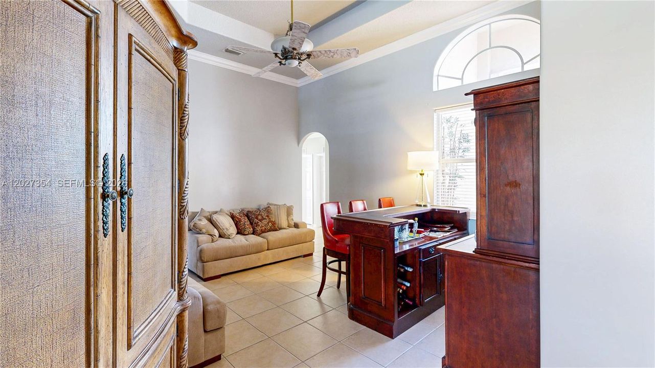 En Venta: $585,000 (5 camas, 2 baños, 2460 Pies cuadrados)