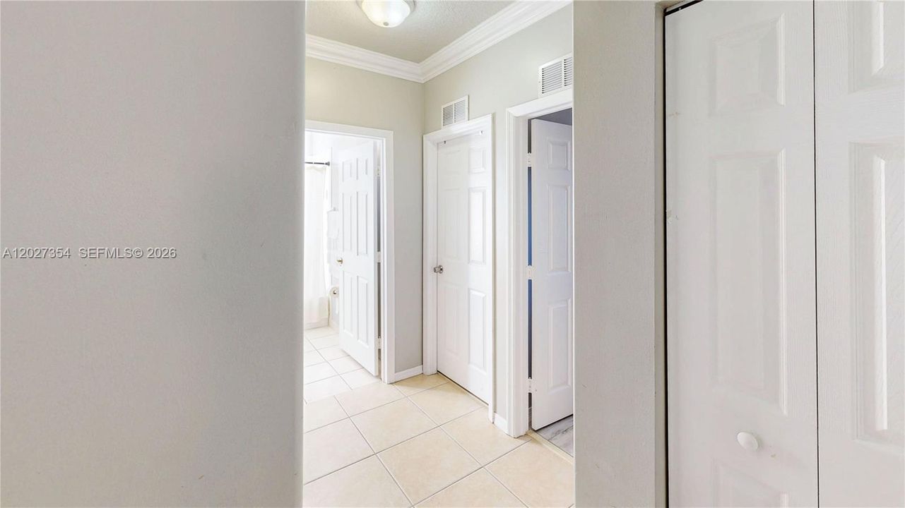 En Venta: $585,000 (5 camas, 2 baños, 2460 Pies cuadrados)