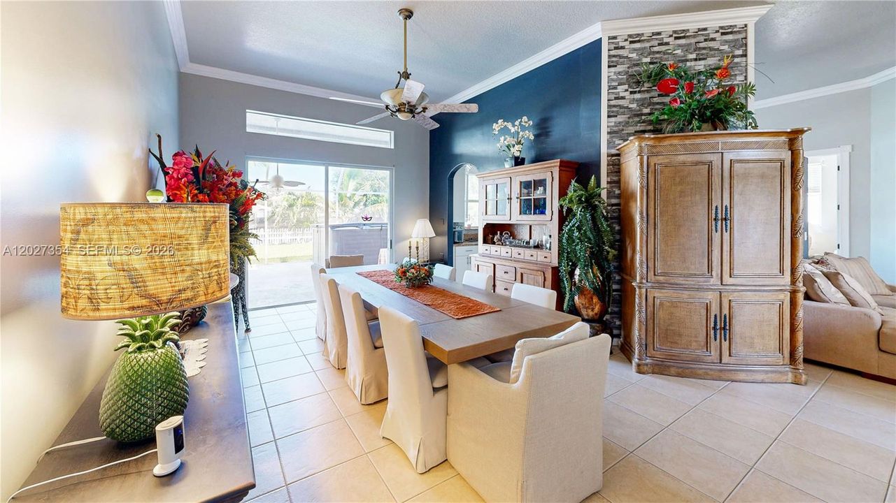 En Venta: $585,000 (5 camas, 2 baños, 2460 Pies cuadrados)