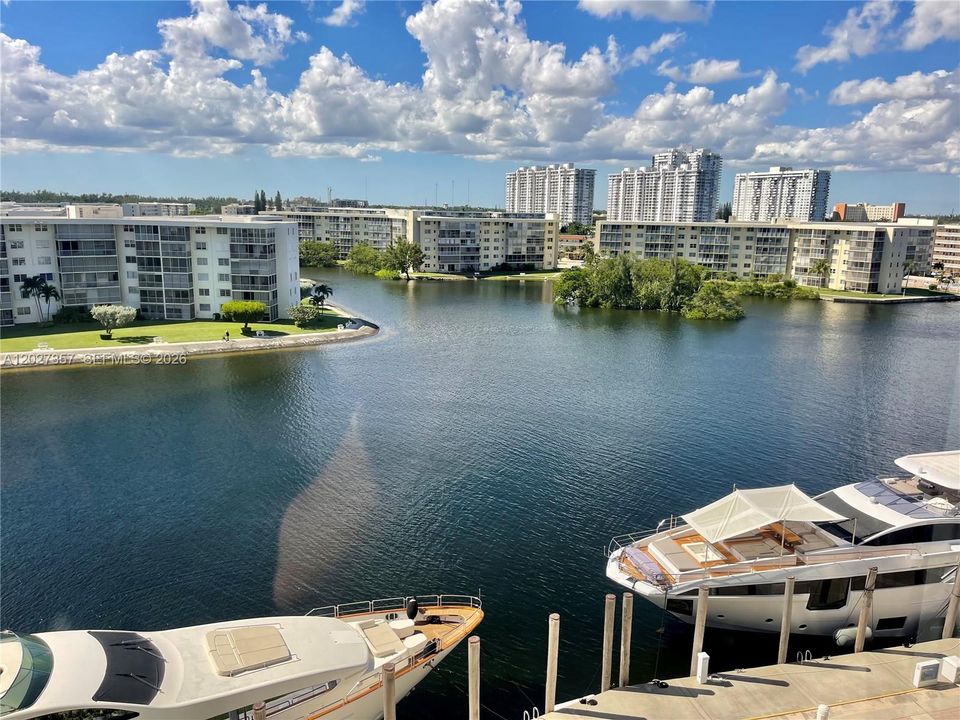Vendido Recientemente: $460,000 (2 camas, 2 baños, 1300 Pies cuadrados)