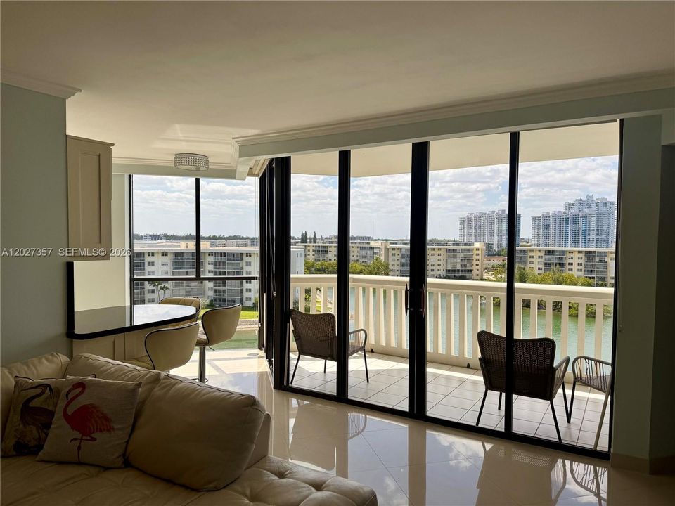 Vendido Recientemente: $460,000 (2 camas, 2 baños, 1300 Pies cuadrados)
