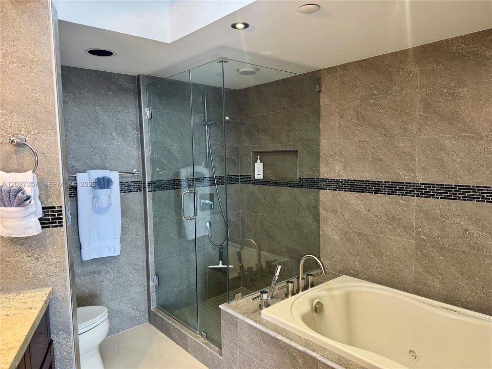 Vendido Recientemente: $460,000 (2 camas, 2 baños, 1300 Pies cuadrados)