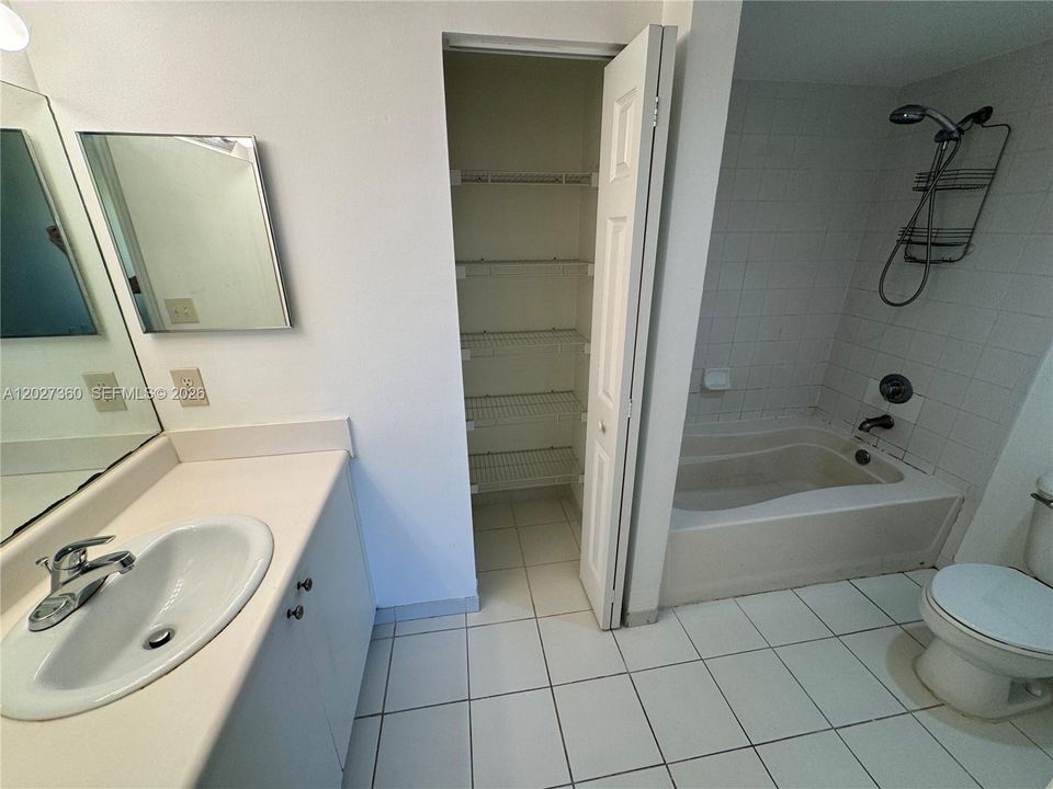En Venta: $282,000 (2 camas, 2 baños, 916 Pies cuadrados)