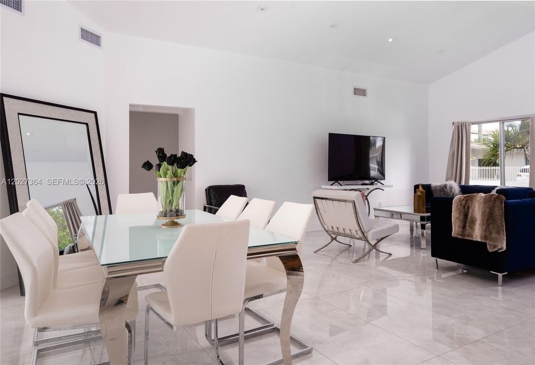 В аренду: $6,500 (5 спален, 3 ванн, 2455 Квадратных фут)