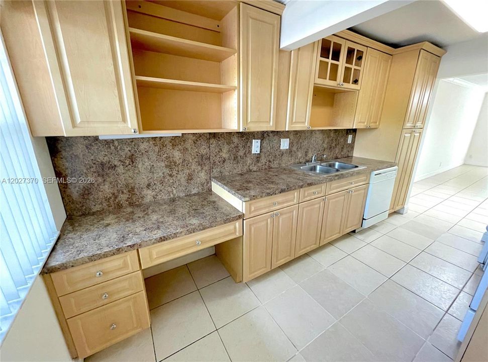 Под контрактом: $159,900 (2 спален, 2 ванн, 980 Квадратных фут)