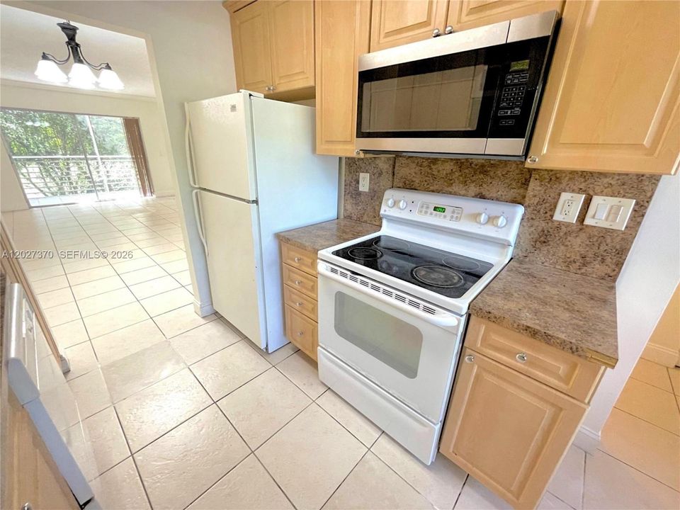 Под контрактом: $159,900 (2 спален, 2 ванн, 980 Квадратных фут)