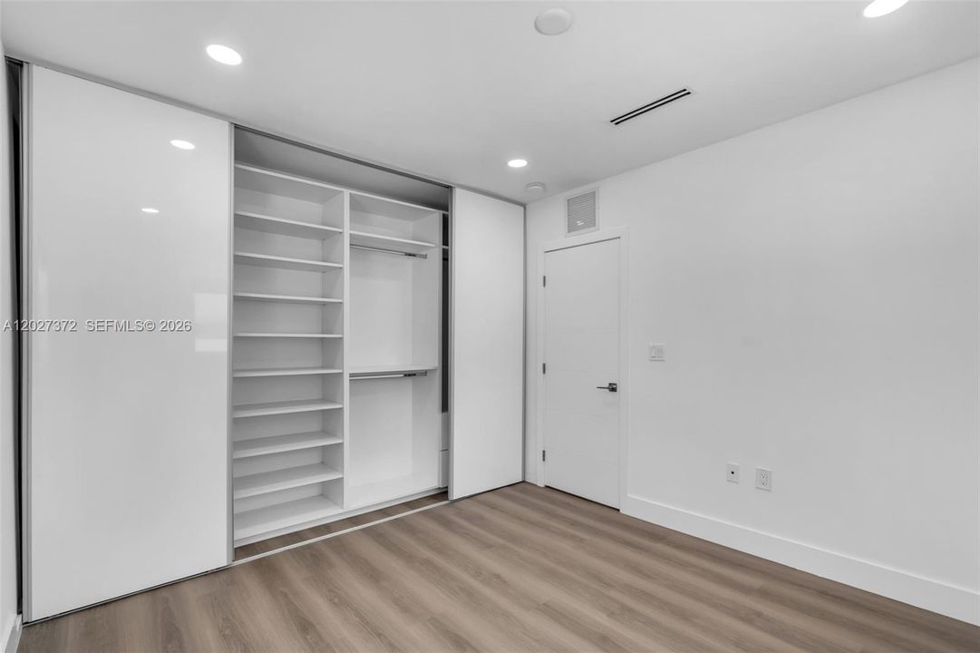 For Rent: $3,500 (2 beds, 1 baths, 1964 Square Feet)
