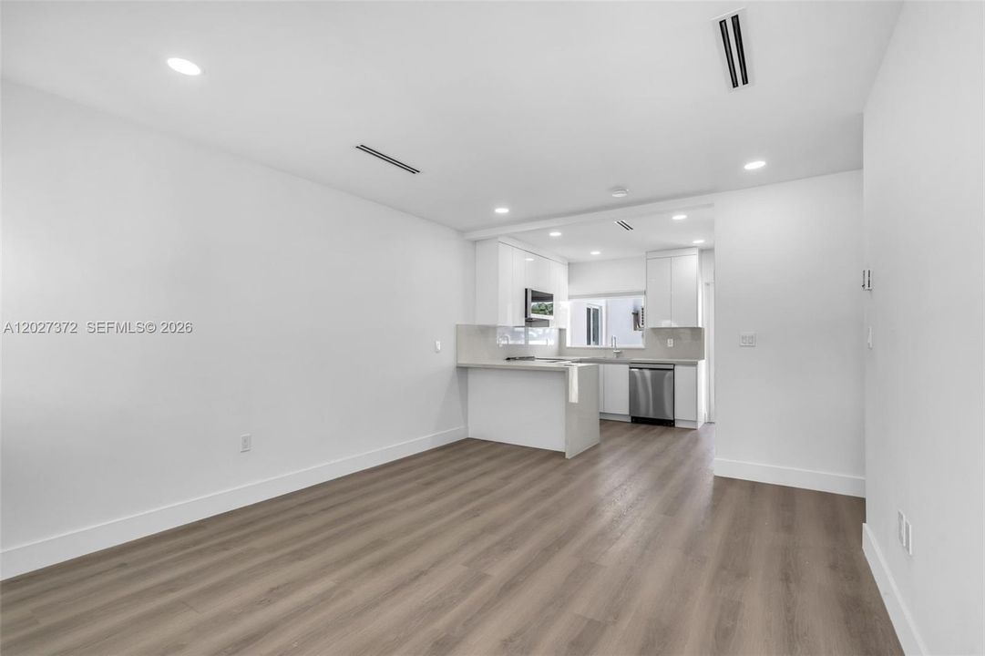 For Rent: $3,500 (2 beds, 1 baths, 1964 Square Feet)