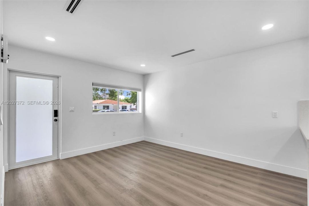 For Rent: $3,500 (2 beds, 1 baths, 1964 Square Feet)