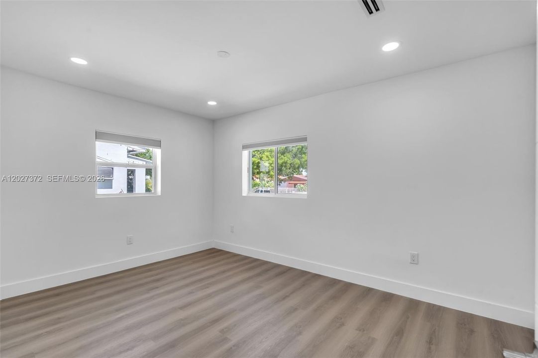 For Rent: $3,500 (2 beds, 1 baths, 1964 Square Feet)