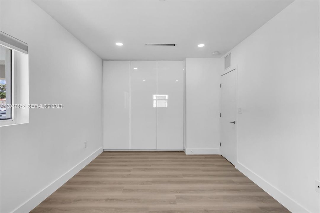 For Rent: $3,500 (2 beds, 1 baths, 1964 Square Feet)