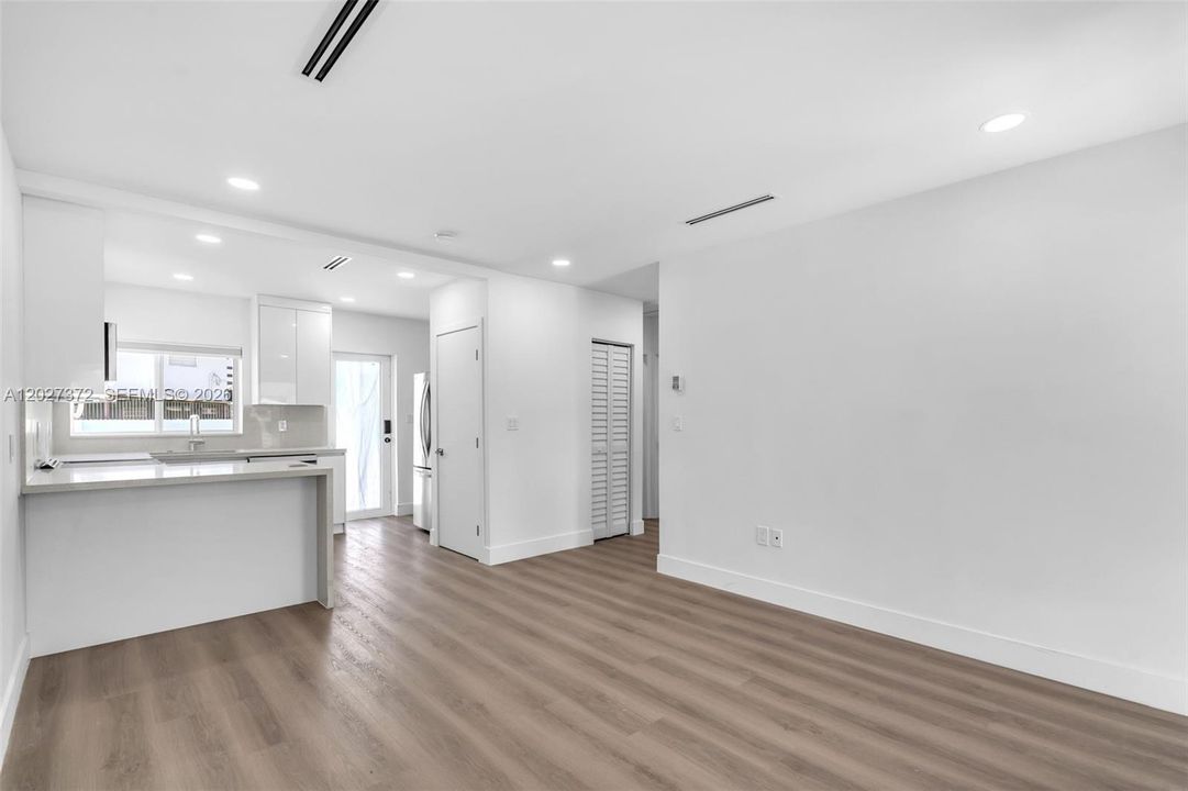 For Rent: $3,500 (2 beds, 1 baths, 1964 Square Feet)
