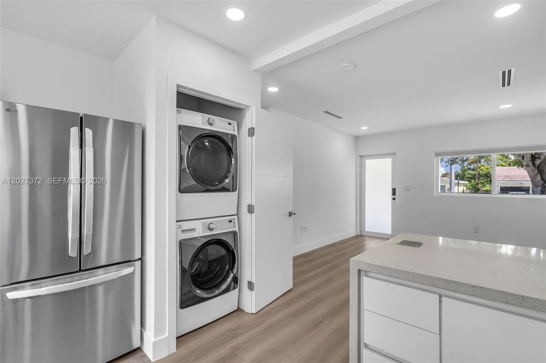 For Rent: $3,500 (2 beds, 1 baths, 1964 Square Feet)