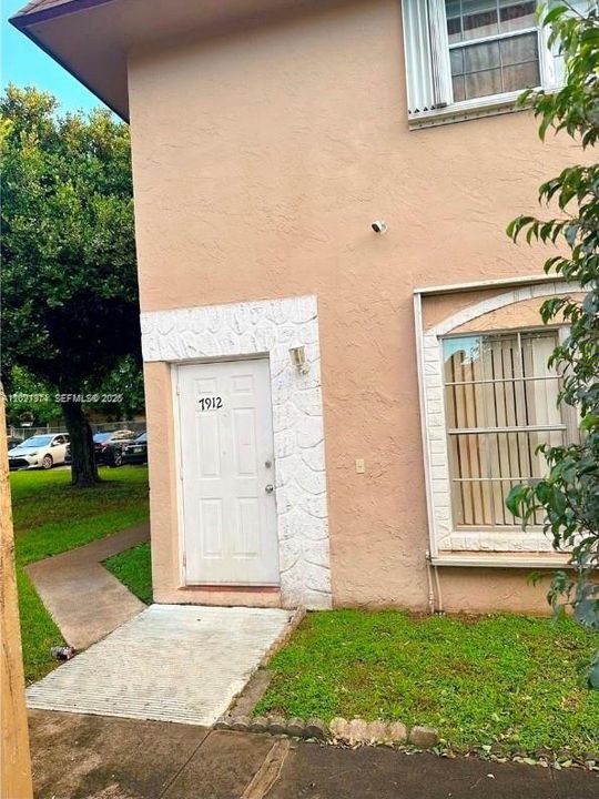 For Sale: $230,000 (2 beds, 1 baths, 1108 Square Feet)