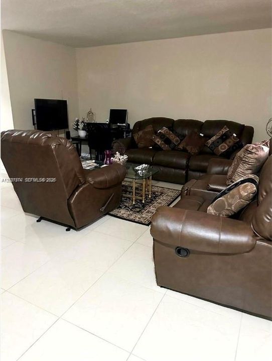 For Sale: $230,000 (2 beds, 1 baths, 1108 Square Feet)