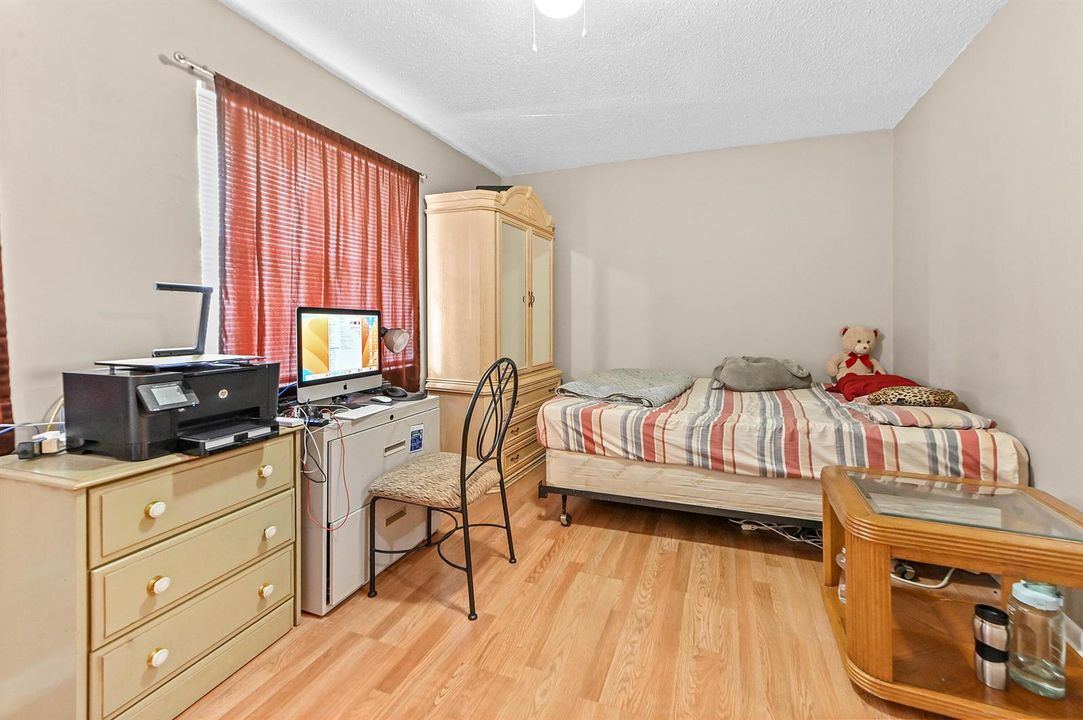 20 Bedroom 01