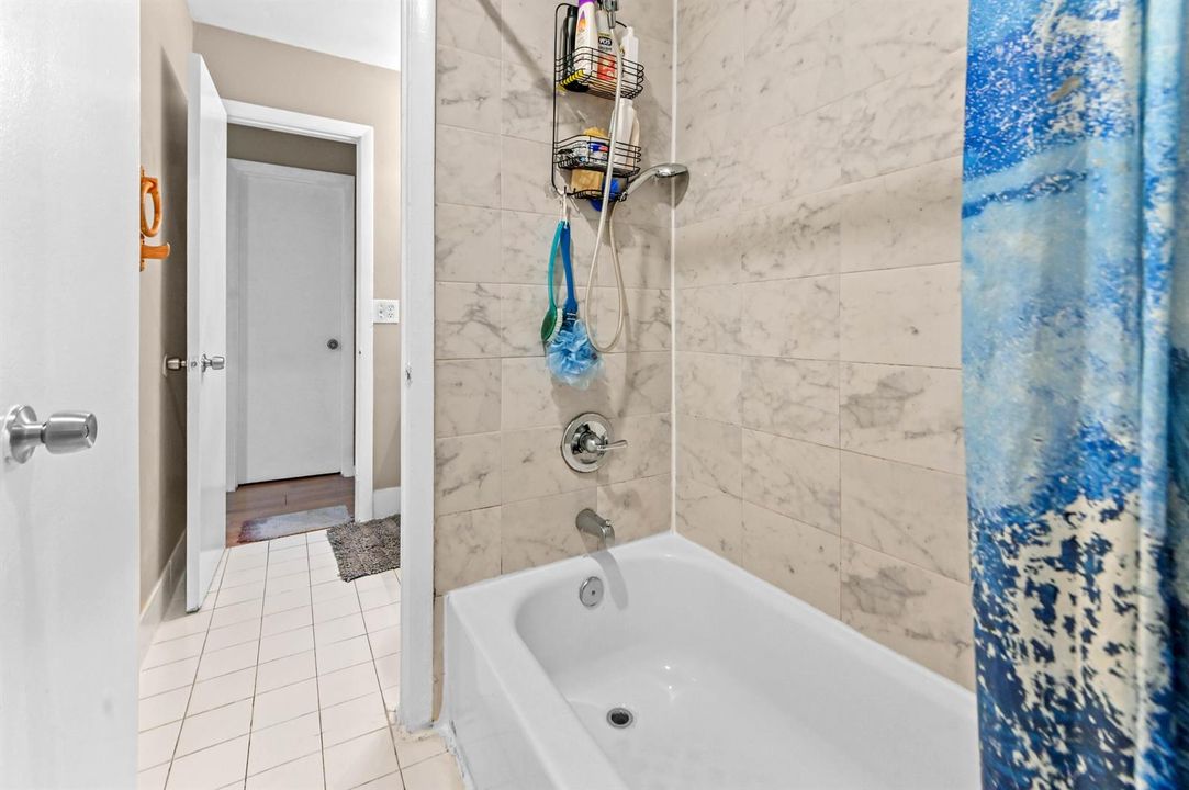24 Bathroom 02