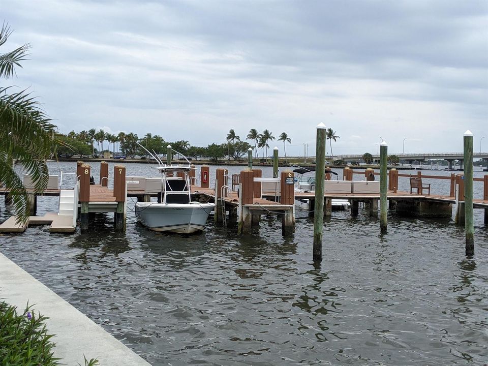 DOCKS