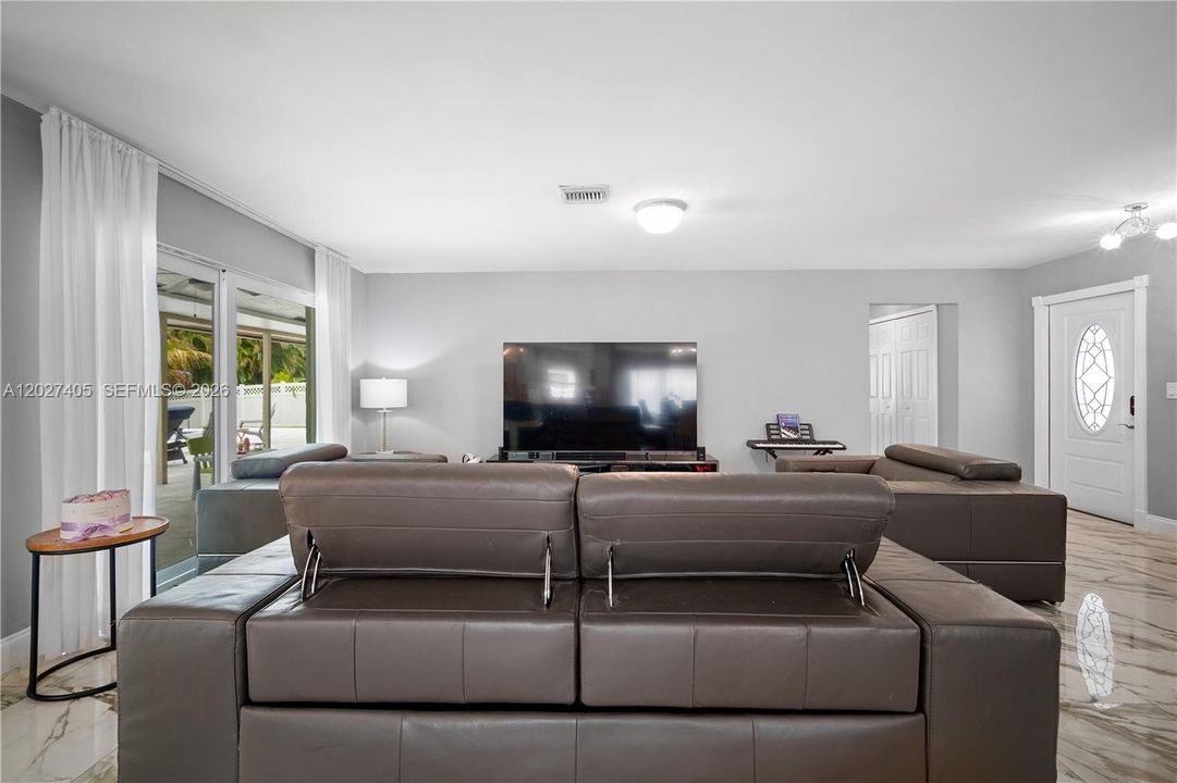 For Sale: $825,000 (4 beds, 2 baths, 1924 Square Feet)